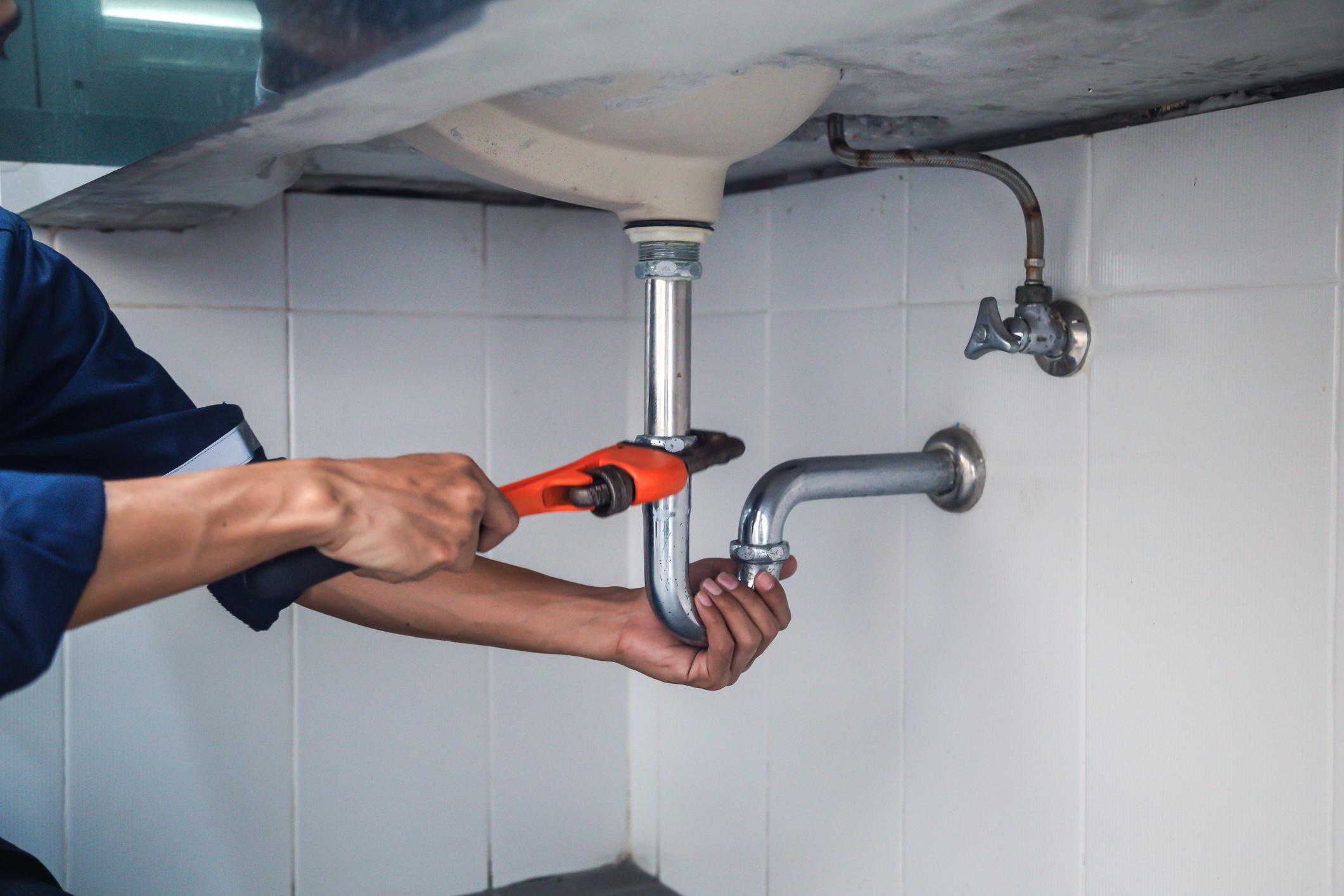 Using Liquid Drain Cleaner vs. Hiring a Professional Plumber