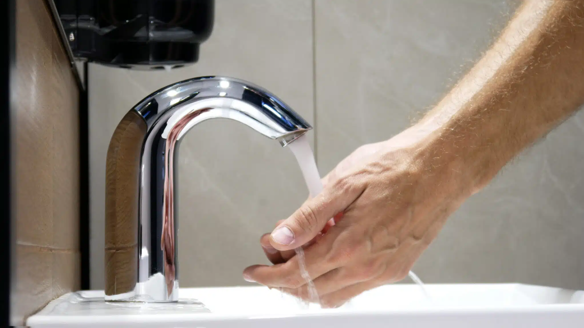 hands under running water