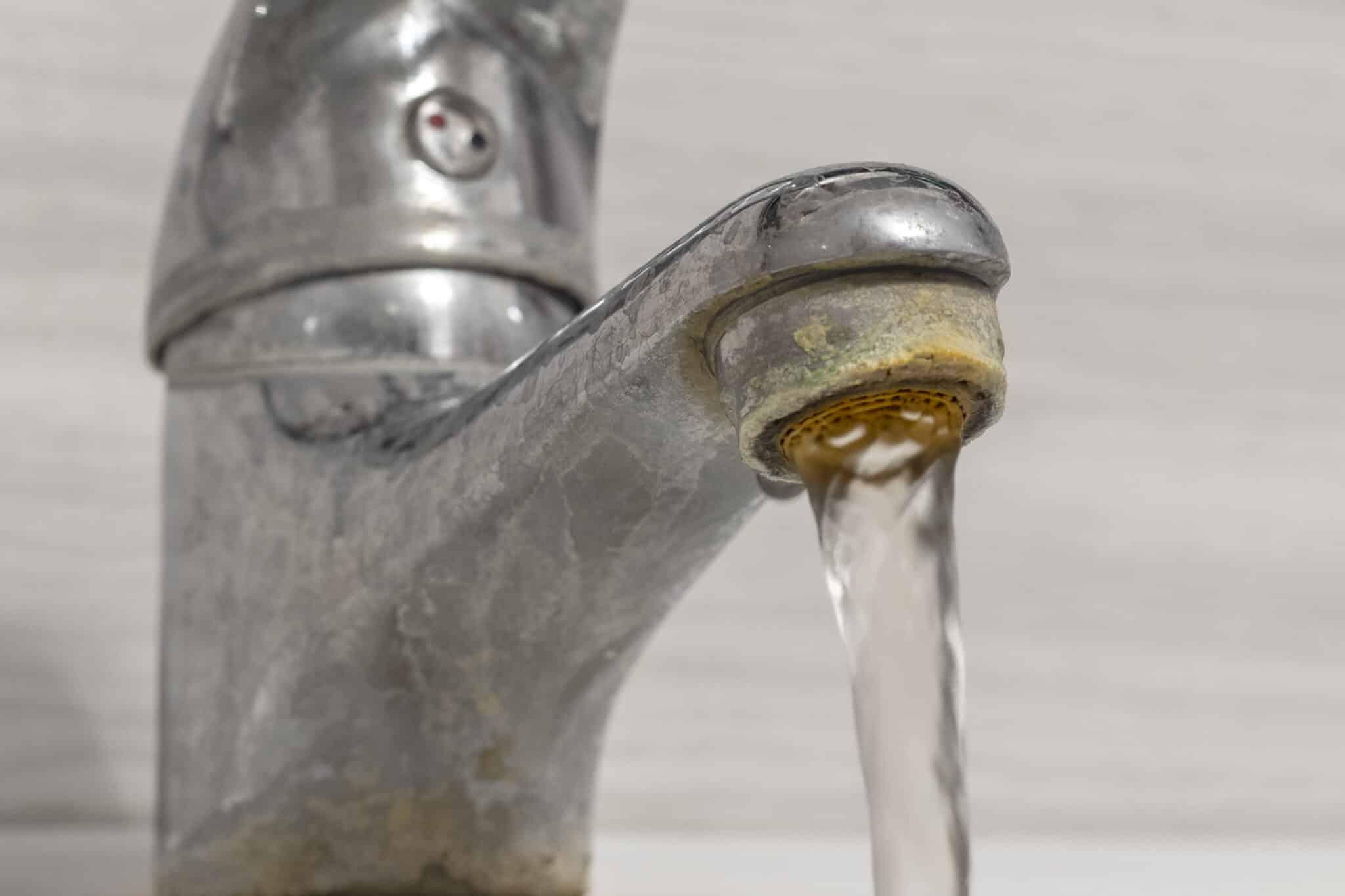 faucet with steady water stream 